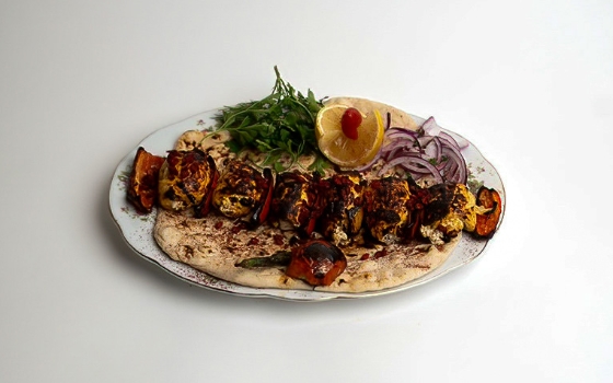 جوجه قجری با نان داغ