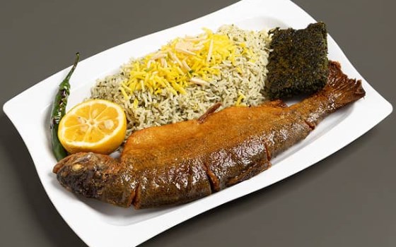 سبزی پلو با ماهی قزل آلا(سرخ شده)+کوکوسبزی