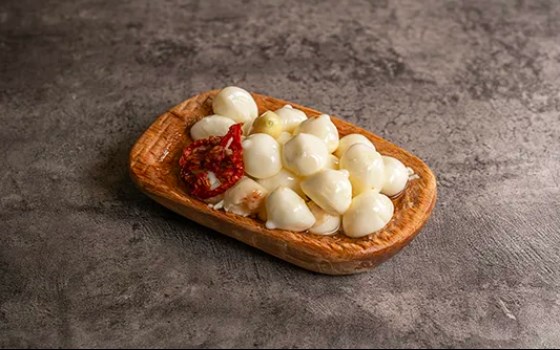 بال موزارلا با روغن زیتون و سیر